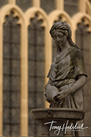 bath_abbey_statue_bath_somerset_england